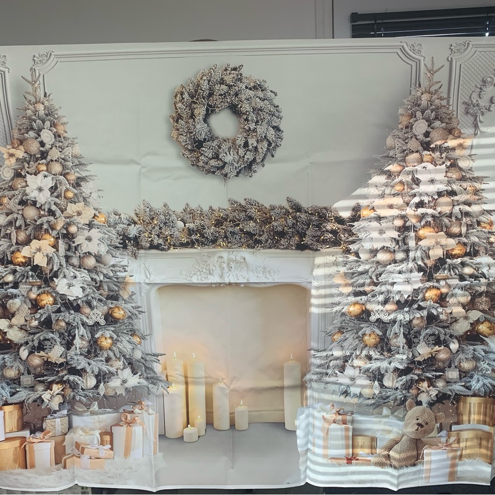Elegant Holiday Fireplace Backdrop with Gold Accents en vinyl